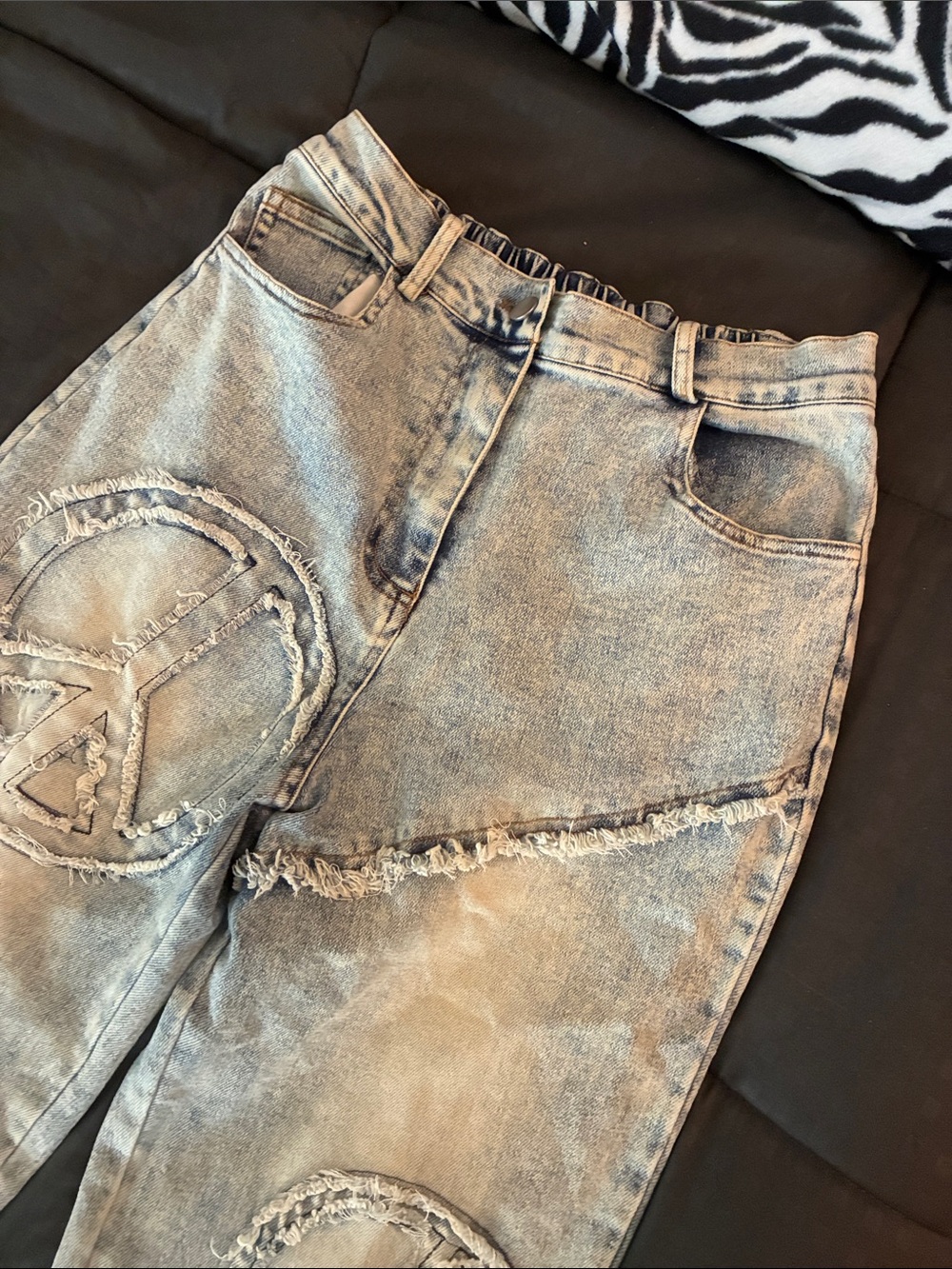 DAVI & DANI Light Wash Straight Leg Jeans with Embroidered Peace Patch - Picture 6 of 7